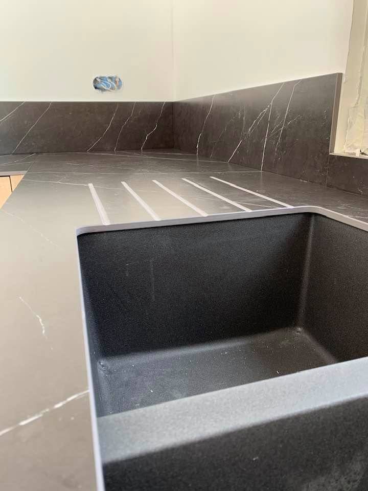 Cuisine contemporaine sans poignées DJIN Medium vernis brillant - Design épuré Lyon 8 - Cuisiniste près Lyon