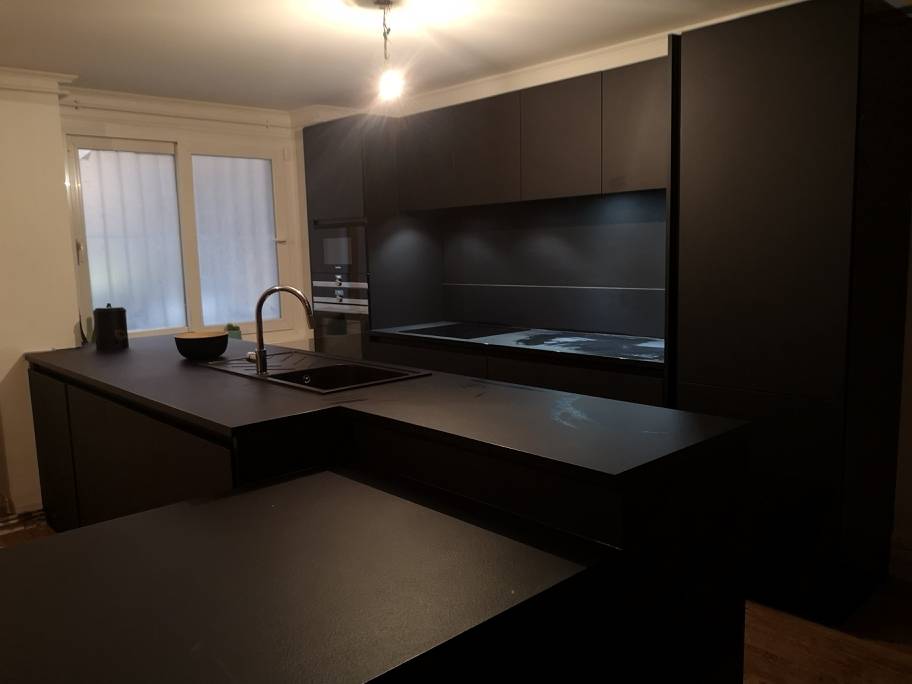 Cuisine sur mesure contemporaine lignes épurées blanc gris - Studio Creatis Lyon