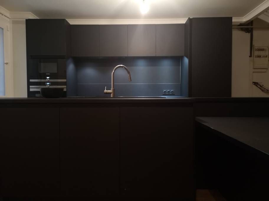 Réalisation cuisine haut de gamme DJIN Medium vernis brillant - Cuisiniste Lyon 8