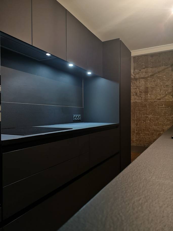 Cuisine contemporaine DJIN Medium vernis brillant blanc gris jaune - Studio Creatis Lyon 8