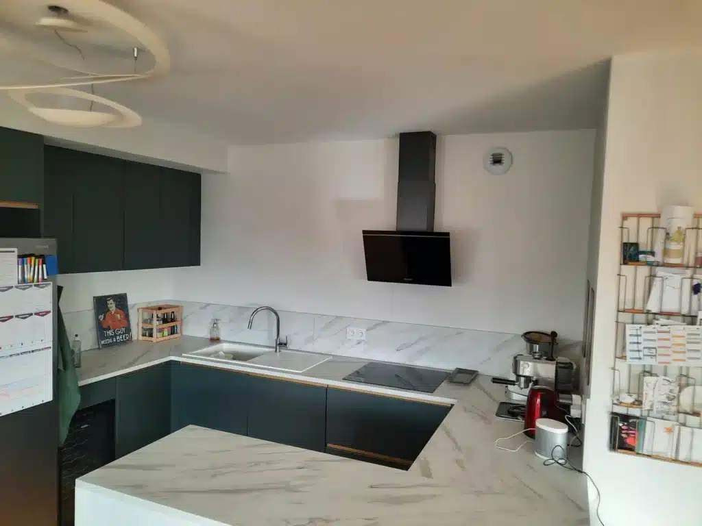 Cuisine intégrée salon avec plan travail marbre Canova Lyon 3 - Rénovation appartement Studio Creatis