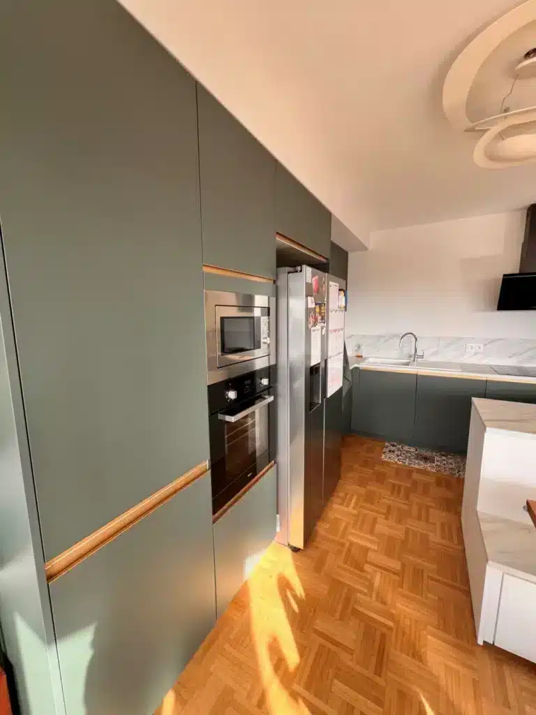 Aménagement cuisine ouverte moderne avec banquette Lyon 3 - Cuisiniste haut de gamme Caluire