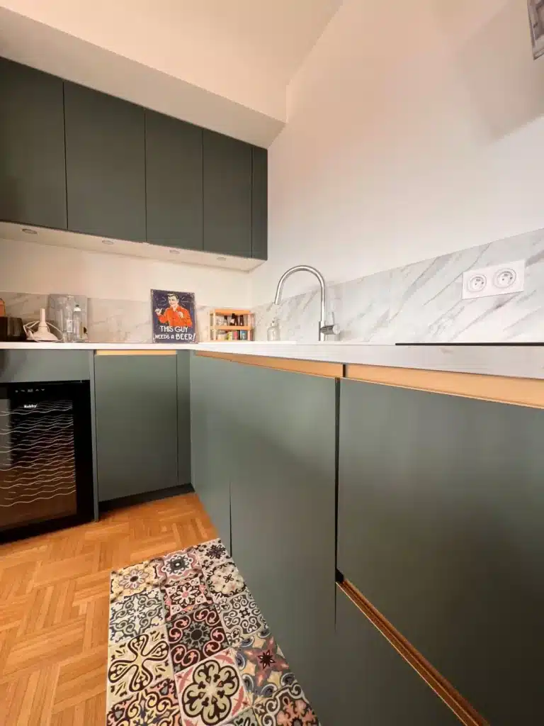 Cuisine sur mesure verte sauge et blanche dans appartement Lyon 3 - Studio Creatis Caluire