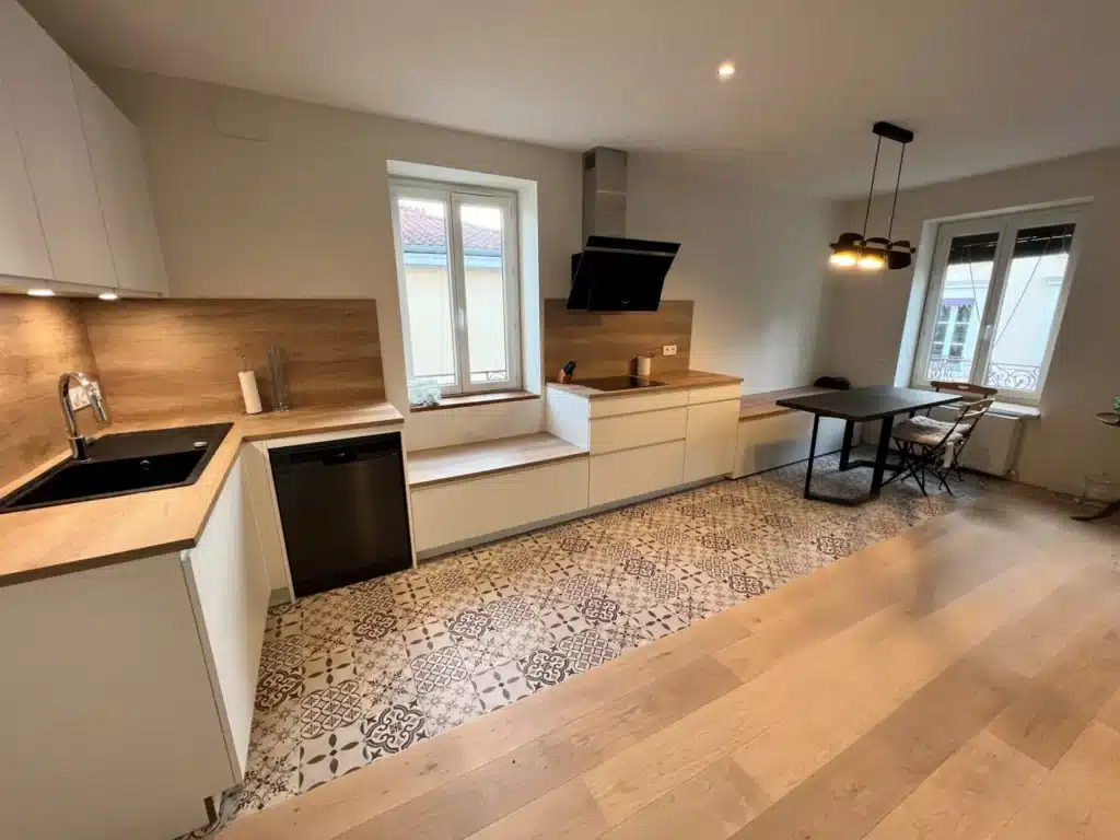 Cuisine aménagée sur mesure blanc mat avec espace repas intégré Oullins - Rapport qualité prix