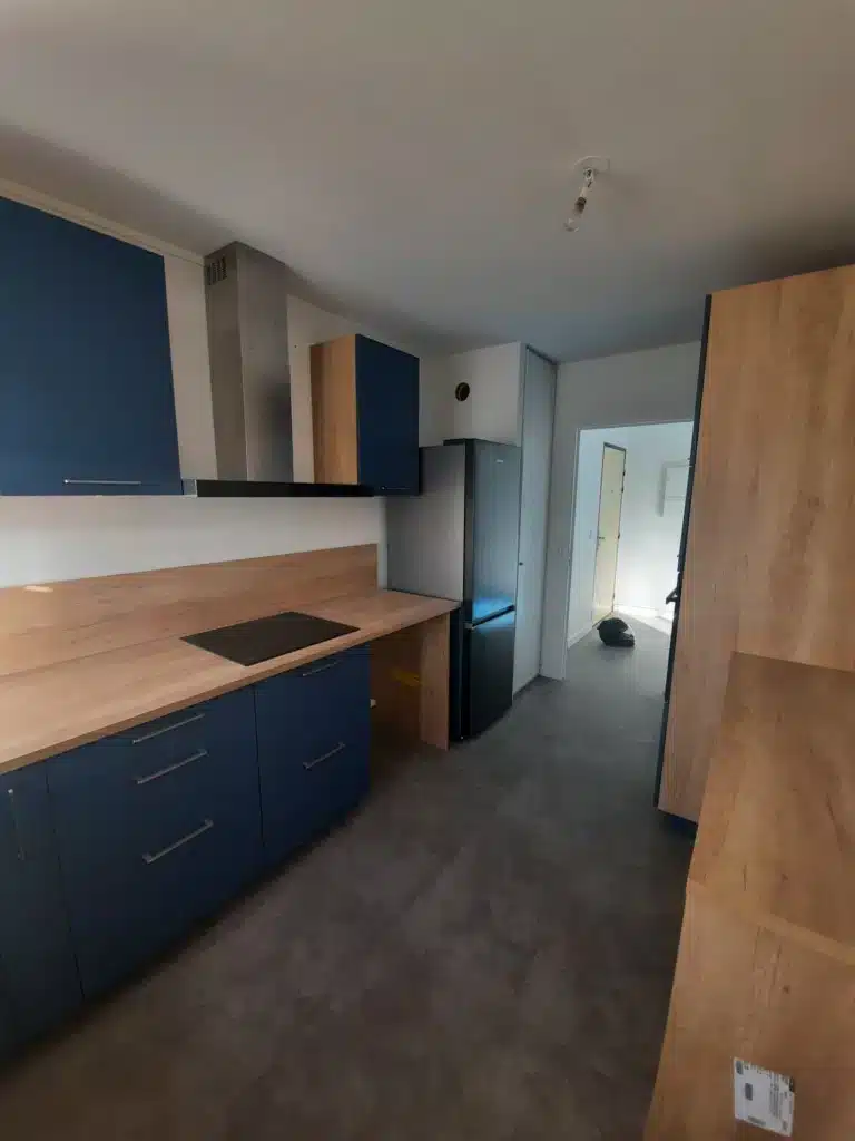 Installation cuisine sur mesure Lyon 3 - matériaux haute qualité laque UV cuisiniste Caluire