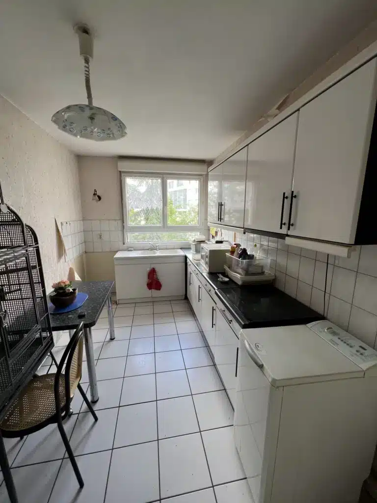 Rénovation cuisine complète Lyon 3 - meubles laqués UV et poignées inox flat cuisiniste près Lyon