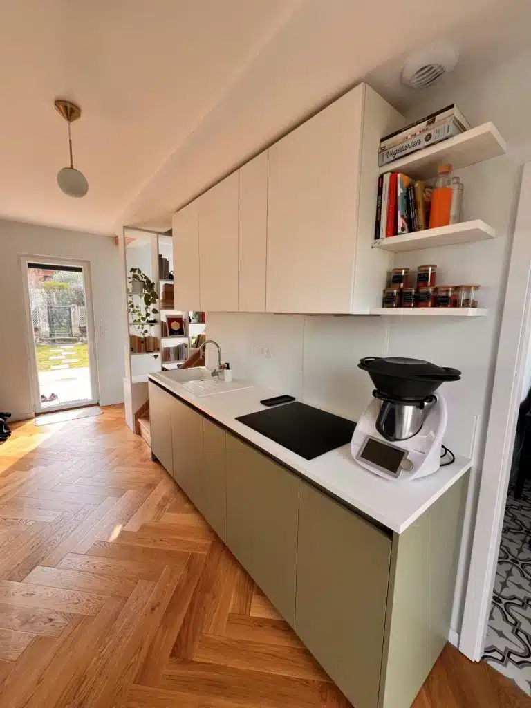 Cuisine sur mesure avec îlot central vert pistache et blanc - Caluire cuisiniste Lyon - Studio Creatis