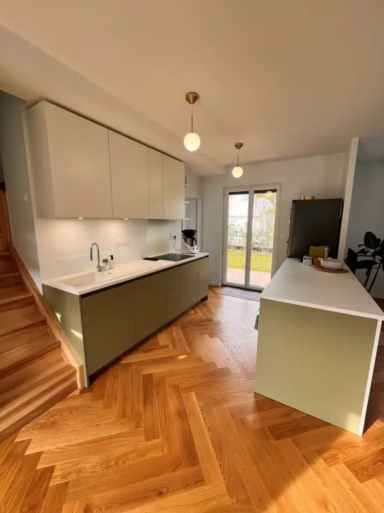 Aménagement cuisine ouverte moderne avec crédence verre - Cuisiniste Caluire près Lyon