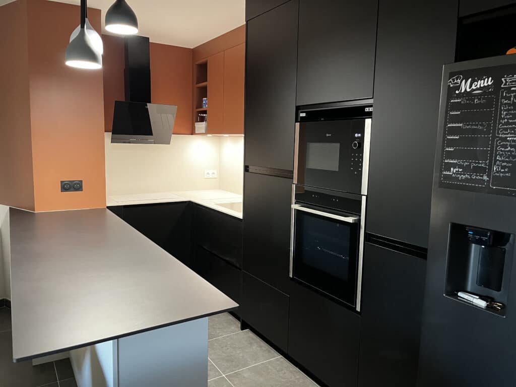 Cuisine sur mesure noir mat terracotta installée Caluire-et-Cuire - cuisiniste haut de gamme Lyon