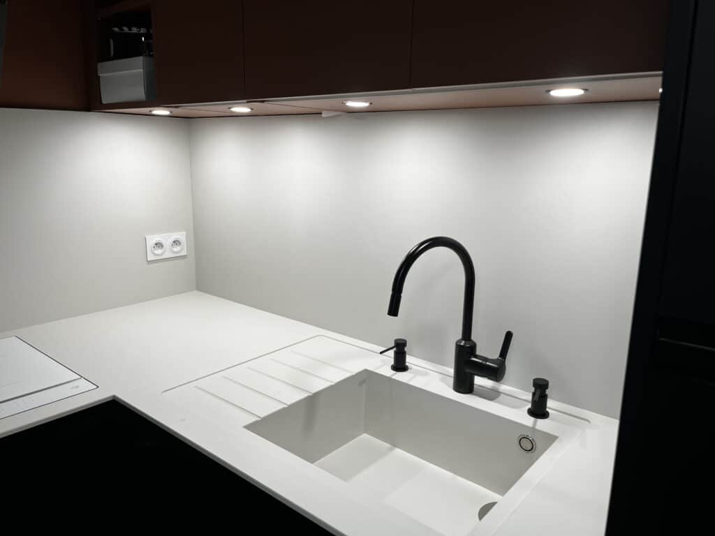 Réalisation cuisine moderne primo-accédant Caluire-et-Cuire - plan travail céramique cuisiniste Studio Creatis