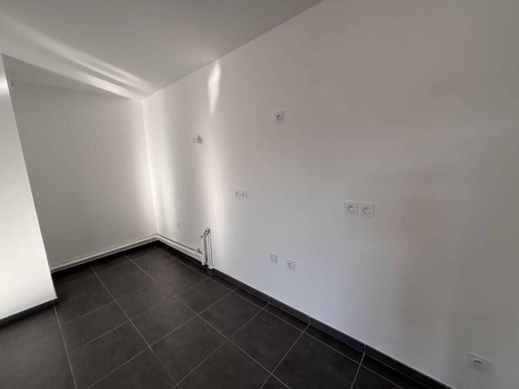 Cuisine avant rénovation par cuisiniste Studio Creatis à Caluire-et-Cuire - appartement primo-accédant