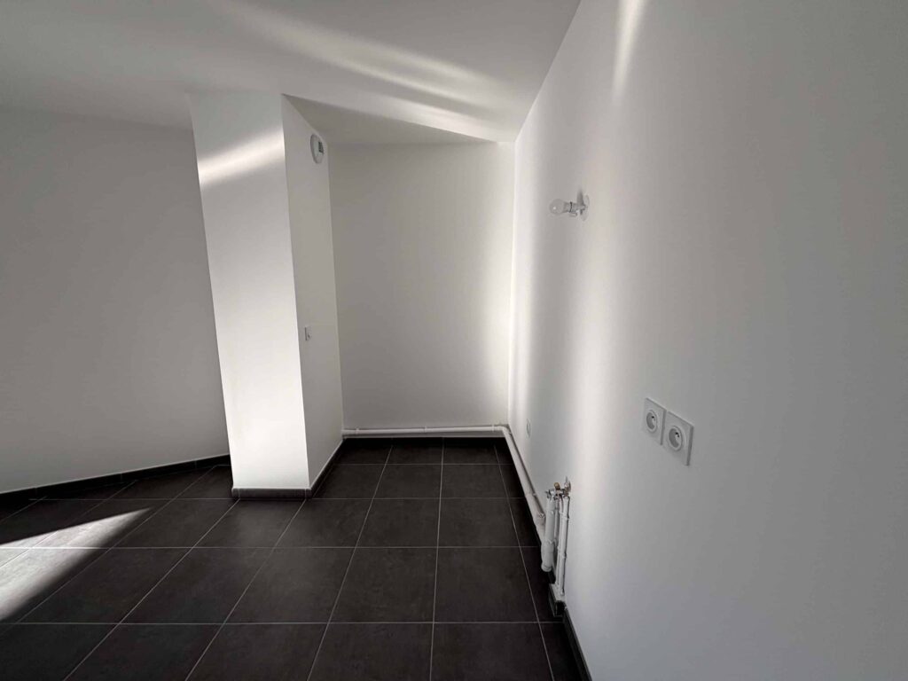 État initial cuisine appartement neuf Caluire-et-Cuire avant aménagement sur mesure